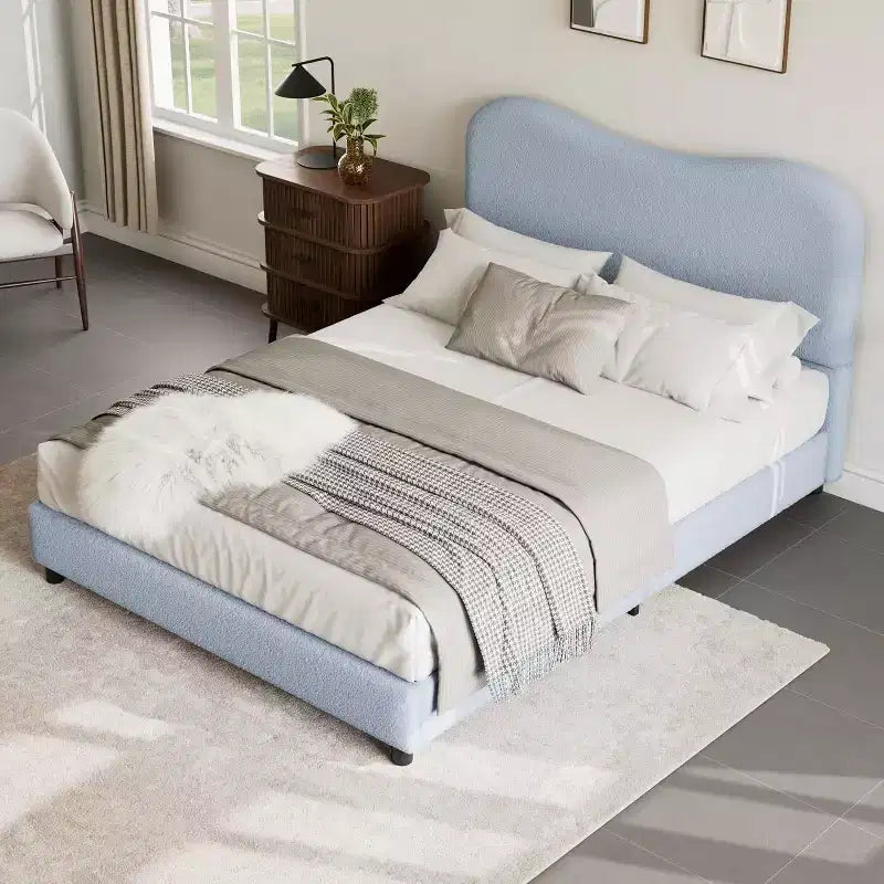 Struttura letto matrimoniale/una piazza e mezza/queen size con testiera imbottita in Boucle effetto nuvola, piattaforma a basso profilo, robuste doghe in legno, silenziosa, non richiede rete a molle